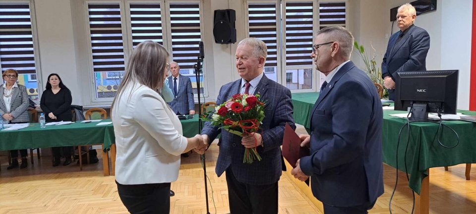 wręczenie kwiatów i aktu nadania córce Pana Jana Mikołajczaka